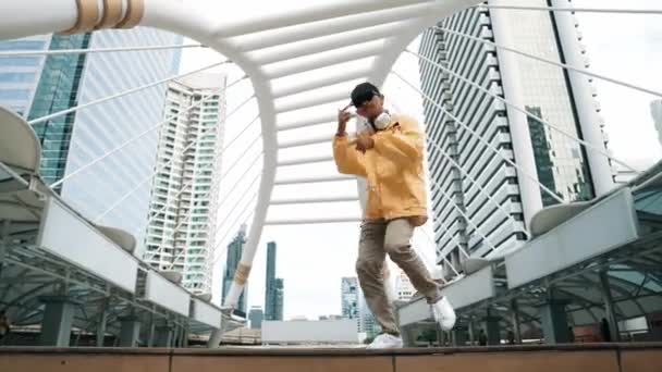 Low Angle Camera Van Aziatische Hipster Praktijk Break Dansende Voetstap — Stockvideo