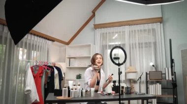 Kadın Etkilenen Vlog video görüntülerini canlı yayınlıyor Makyaj primi sosyal medya veya blog. Kozmetik stüdyosu ışıklandırmalı mutlu genç kız çevrimiçi pazarlama oturumu yayını için..