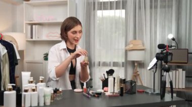 Kadın nüfuzlu kişi sosyal medya ya da blog için canlı yayın yapan video klip eleştirmeni Cilt Bakımı 'nı çekiyor. Kozmetik stüdyosu ışıklandırmalı mutlu genç kız çevrimiçi pazarlama oturumu yayını için..