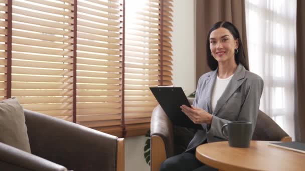 Mutlu Gülümseyen Kadın Psikolog Psikiyatri Ofisinde Terapi Odasında Pano Tutuyor — Stok video