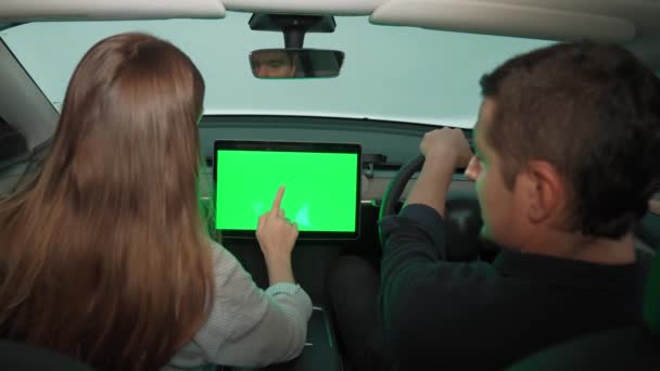 Urlaub Roadtrip Mit Umweltfreundlichem Auto Konzept Umweltbewusstes Junges Paar Auf — Stockvideo