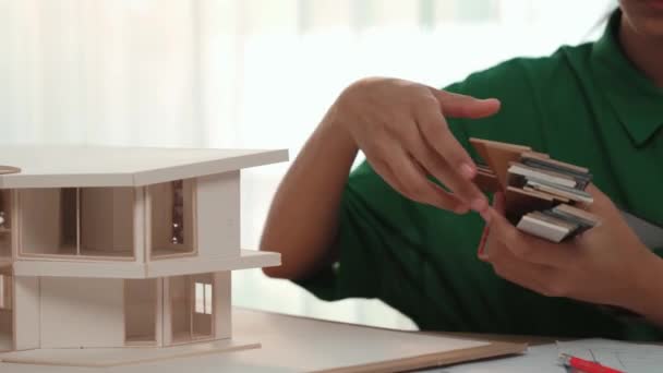 Zeitlupe Home Designer Mit Architektonischen Geräten Zeichnen Eine Blaupause Während — Stockvideo