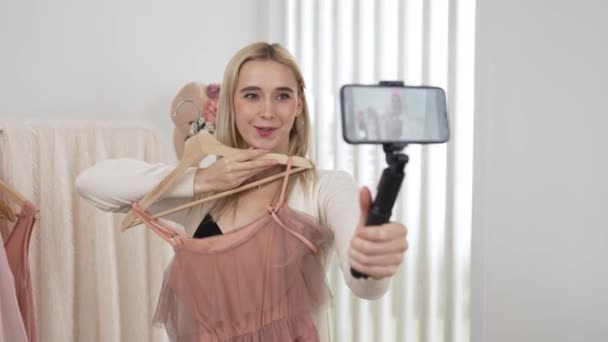 Joven Creador Contenido Social Medial Mujer Hacer Video Moda Utilizando — Vídeo de stock