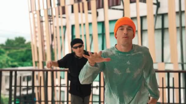 Professionele Kaukasische Danseres Voeren Breakdance Uit Het Winkelcentrum Twee Hipster — Stockvideo