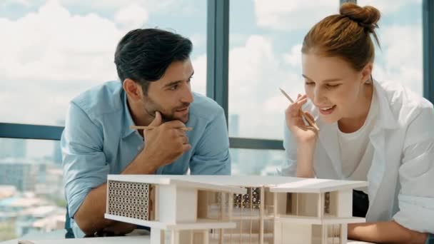 Experto Arquitecto Ingeniero Equipo Discusión Sobre Construcción Modelos Casa Diseño — Vídeo de stock