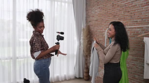 Duas Mulheres Influencer Atirar Vivo Streaming Vlog Revisão Vídeo Roupas — Vídeo de Stock