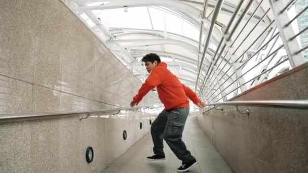 Geschoolde Aziatisch Breakdancer Show Boy Step Dance Smalle Gang Professionele — Stockvideo