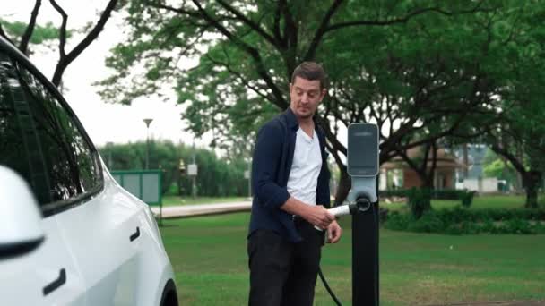 Man Opladen Batterij Voor Elektrische Auto Tijdens Weg Reis Auto — Stockvideo