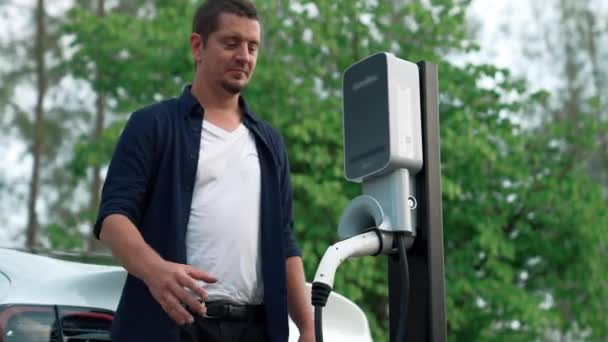 Man Opladen Batterij Voor Elektrische Auto Tijdens Weg Reis Auto — Stockvideo