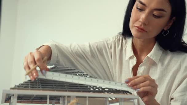 Professzionális Fiatal Gyönyörű Építész Mérnök Vonalzóval Ceruzával Méri Modell Tetőhosszát — Stock videók
