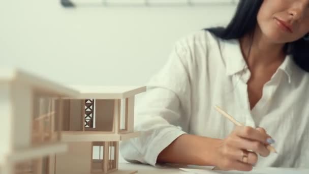 Zbliżenie Piękny Młody Architekt Inżynier Skupić Się Używać Ołówek Oznakowanie — Wideo stockowe