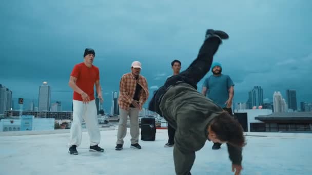 히스패닉 힙스터 하늘과 전망에서 다문화 친구에 둘러싸여 옥상에서 댄서의 그룹입니다 — 비디오