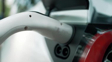 Genç çift, doğal orman ya da milli parktaki EV yolculuğunda kahve içip elektrikli araba için şarj oluyor. Tatil ve tatil boyunca çevre dostu seyahat. Yükselt