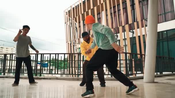 Grupo Hipsters Moviendo Paso Música Hip Hop Centro Comercial Corredor — Vídeos de Stock