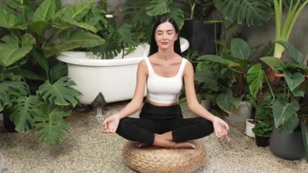 Wanita Muda Melakukan Yoga Pagi Dan Meditasi Kebun Alami Dengan — Stok Video