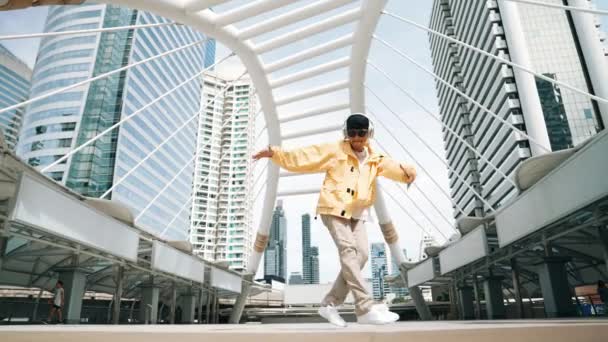 Stylový Asijský Muž Provádí Hip Hop Tanec Nízkým Úhlem Kamery — Stock video