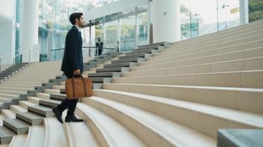 Profesyonel iş adamı merdivenlerden çıkıyor. Başarılı bir adam merdivenleri çıkarken yeni bir şey keşfediyor. Seyahat etmeyi, terfi etmeyi, yeni bir iş bulmayı, yeteneğini arttırmayı temsil etti. Sevinçli..