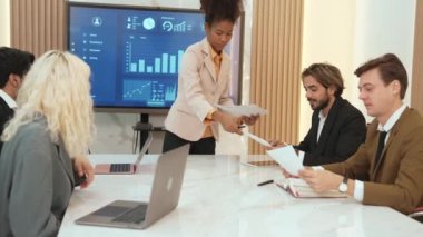 Finansal veri sunumuna başlamadan önce üniversiteye ya da yatırımcıya kağıtlar hakkında iş istihbaratı dağıtırken BI Fintech kullanan analist ekibiyle ofis veya süs toplantı odasında sunum yapmak