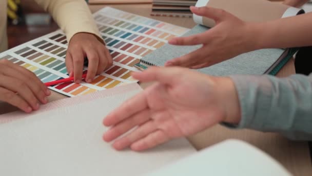 在客户的监督和监督下 慢动作手部特写建筑师和室内设计人员从彩色调色板上展示纺织材料和色彩 用于室内设计 — 图库视频影像