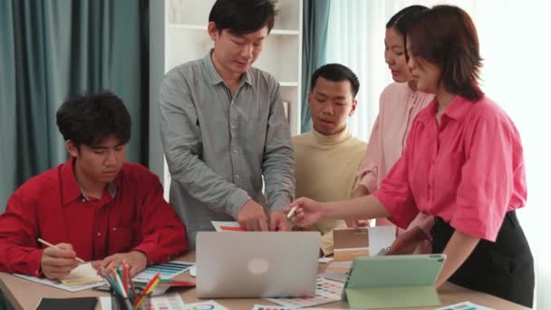 Equipo Diseño Cámara Lenta Lluvia Ideas Elección Color Para Trabajo — Vídeo de stock