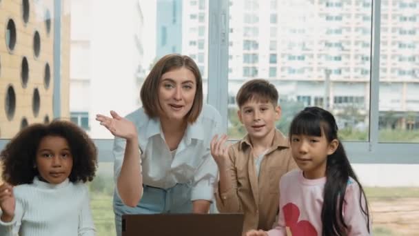 Gelukkige Blanke Leraar Multi Etnische Kinderen Zwaaien Handen Naar Camera — Stockvideo