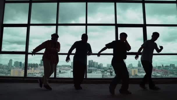 Silueta Záběru Kvalifikované Choreografické Skupiny Tančící Společně Obloha Scraper Nebo — Stock video