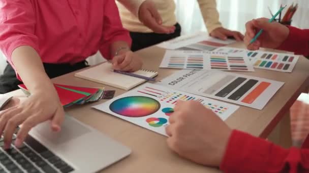 Zwolnione Zbliżenie Ręki Projektanta Burzy Mózgów Wybór Koloru Pracy Projektanta — Wideo stockowe