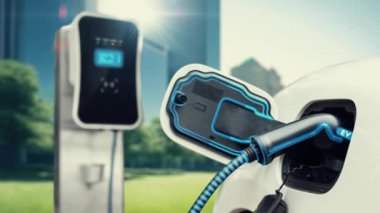 Yeşil Şehir Parkı 'ndaki ekolojik temiz enerji şarj istasyonundan gelen fütürist akıllı EV şarj aletinin şarj ettiği elektrikli araba. Alternatif enerji kullanan gelecekçi elektrikli araba. İnceleyin