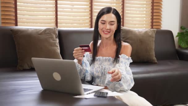Femeie Tânără Care Folosește Laptopul Card Credit Pentru Internet Banking — Videoclip de stoc