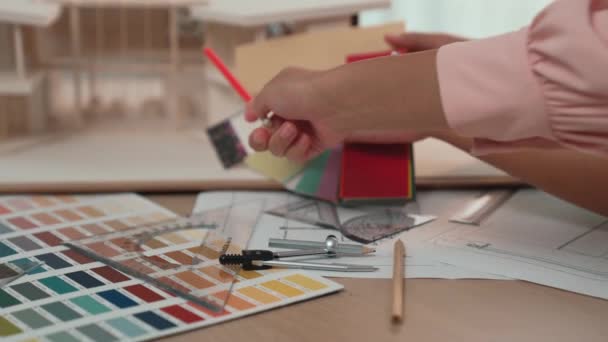 慢动作室内设计人员使用建筑设备绘制蓝图 室内设计人员根据客户需求从样品中选择合适的颜色和材料 — 图库视频影像