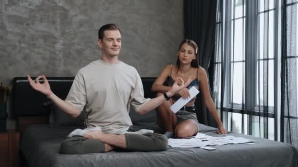 Ung Mand Gør Mindfulness Fredsommelighed Meditation Ignorere Problemet Mens Hans – Stock-video