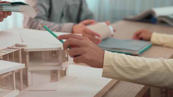 Slow Motion Home Designer Met Behulp Van Architectonische Apparatuur Tekenen — Stockvideo