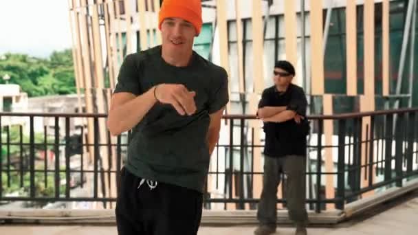 Группа Стильных Хипстерских Танцев Шаг Ногой Хип Хоп Музыку Коридоре — стоковое видео