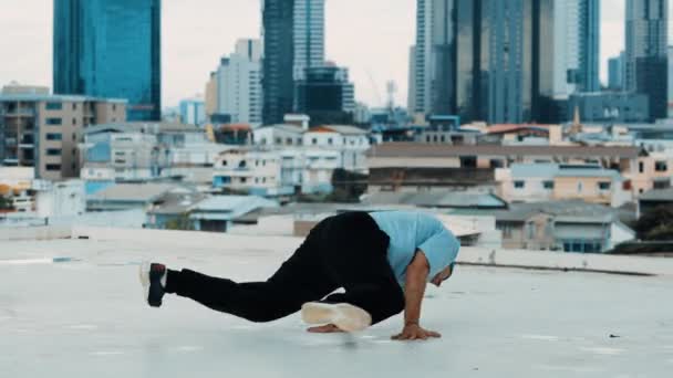 Profesyonel Beyaz Dansçı Şehir Şehirle Çatıda Sokak Dansı Yapıyor Genç — Stok video
