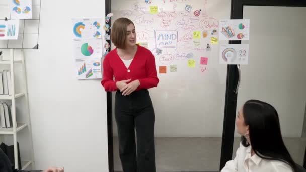 Junge Schöne Geschäftsfrau Präsentiert Kreative Start Marketing Strategie Während Erfolgreiche — Stockvideo