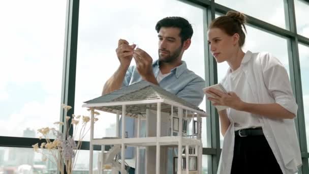 Fachkundige Architekten Und Ingenieure Diskutieren Über Den Hausmodellbau Smart Interior — Stockvideo