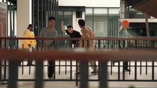 Multikulturell Hipster Grupp Promenader Medan Dansar Modern Korridor Attraktiv Break — Stockvideo