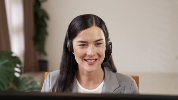 Operator Call Center Perempuan Atau Staf Pembantu Layanan Pelanggan Yang — Stok Video
