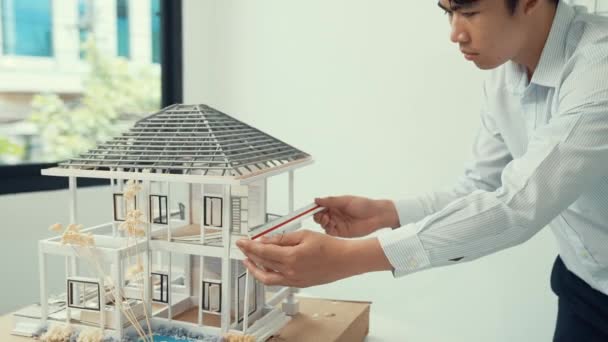 Close Profissional Arquiteto Masculino Engenheiro Medir Modelo Casa Usando Dados — Vídeo de Stock