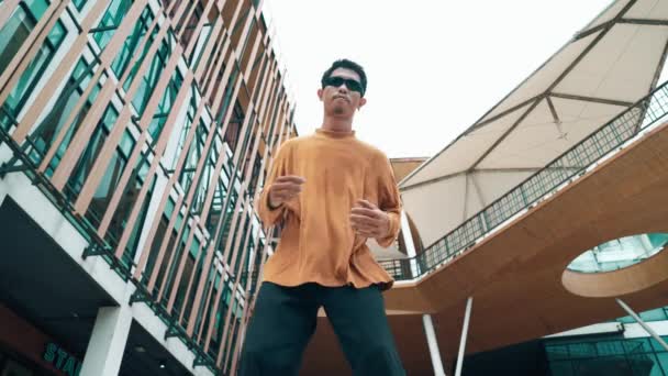 Hispánská Tanečnice Hledící Kameru Při Tanci Stylu Hip Hopu Mladý — Stock video