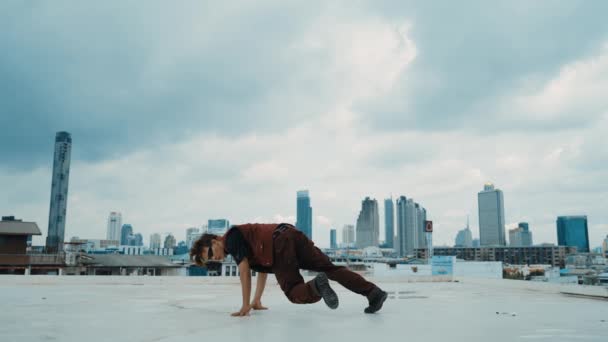 Boy Tanzperformance Von Professionellen Straßentänzern Auf Dem Dach Mit Wolkenkratzer — Stockvideo