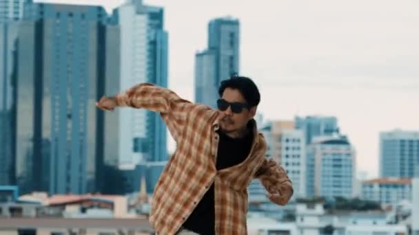 Латиноамериканская Танцовщица Брейк Данса Практикует Шаги Бой Крыше Видом Город — стоковое видео
