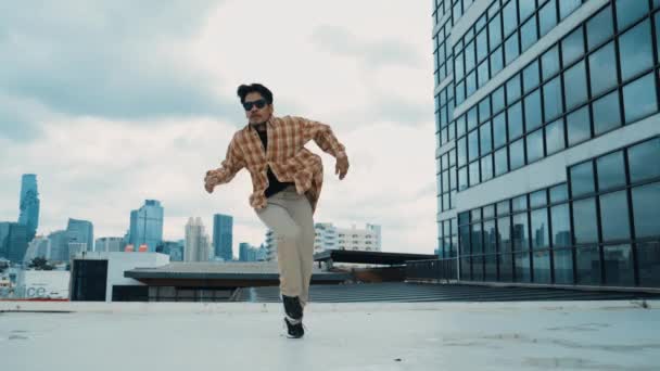 Glad Latinamerikansk Dansare Bär Avslappnad Outfit Break Dans Nära Byggnaden — Stockvideo