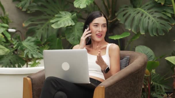 현대적인 여성은 전화로 말하거나 원격으로 일하거나 식물과 미니멀리즘 콘크리트 스타일 — 비디오
