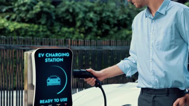 Empresário Puxar Carregador Para Recarregar Sua Bateria Carros Elétricos Estação — Vídeo de Stock