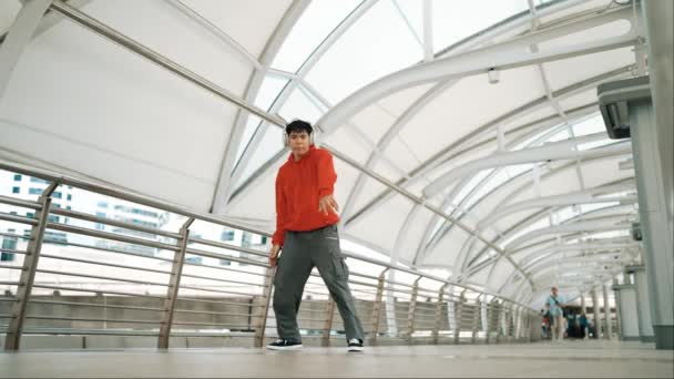 발자국을 수행하는 헤드폰을 착용하고 음악을 힙스터 매력적인 잘생긴 브레이크 포즈를하고있다 — 비디오