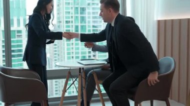 Süslü ofiste stratejik iş pazarlama planlamasından önce çeşitli ofis çalışanlarını selamlamak ve tanıtmak. İş ortaklığı ya da finansal danışman kendilerini tanıtıyor.