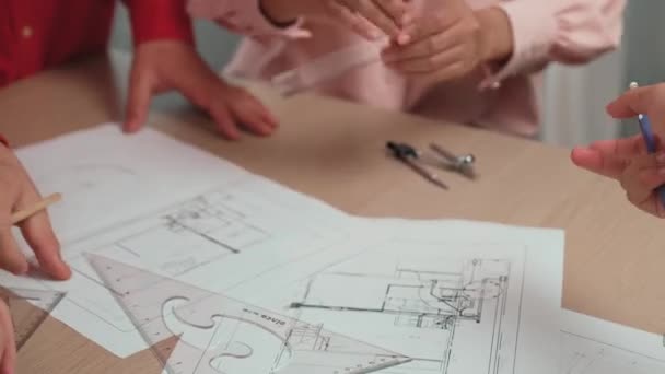 Müşteri Denetimi Mimar Tarafından Denetlenen Mimar Tasarım Tasarısı Düzenini Müşteri — Stok video