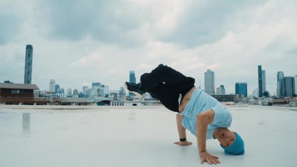 Biały Tancerz Boy Ćwiczący Taniec Uliczny Dachu Umiejętny Tancerz Break — Wideo stockowe