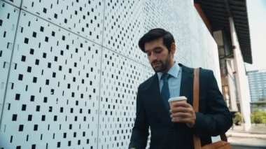 Akıllı iş adamı iş yatırımları hakkında konuşmak için telefonu kullanıyor. İş planı, pazarlama stratejisi ya da çalışma hakkında konuşmak için akıllı telefonla konuşurken sokakta yürüyen mutlu bir yönetici. Sevinçli..